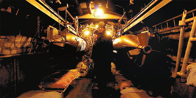 O diretor Paulo Caldas visita a réplica de um submarino alemão localizada em Munique; a nave será usada como locação de seu novo longa-metragem