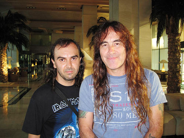 Fernando (esquerda) com o baixista do Iron Maiden, Steve Harris. Foto cortesia de Fernando Leal.