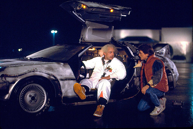 Os atores Christopher Lloyd (esq.) e Michael J. Fox, em cena do filme 