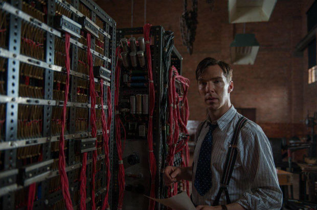 O ator Benedict Cumberbatch na pele do matemático Alan Turing no filme "O Jogo da Imitação"
