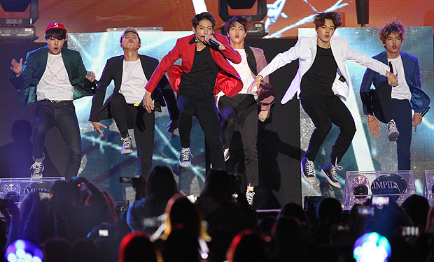 BUSAN, SOUTH KOREA - OCTOBER 11: BTS perform onstage during the 2015 Asia Song Festival at Busan Asiad Main Stadium on October 11, 2015 in Busan, South Korea. (Photo by ilgan Sports/Multi-Bits via Getty Images) ORG XMIT: 586533011