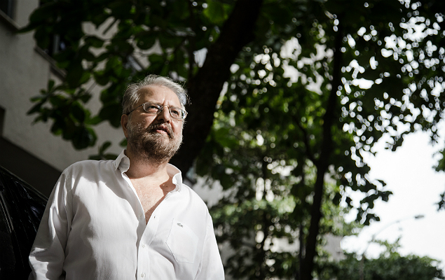O escritor paulista Marcelo Mirisola, em rua do Leme, no Rio de Janeiro, onde vive