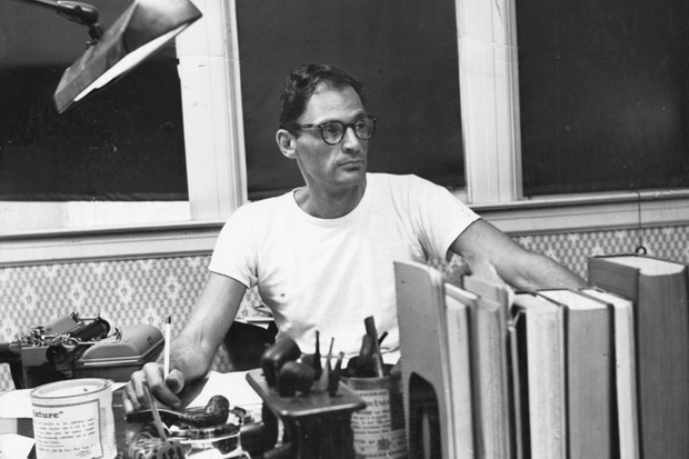 O escritor Arthur Miller em sua casa, em Nova York, em 1952