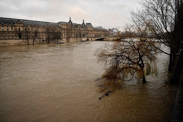 A picture taken on January 9, 2018 shows the river Seine after it burst its banks near the Louvre Museum, in Paris. / AFP PHOTO / CHRISTOPHE SIMON