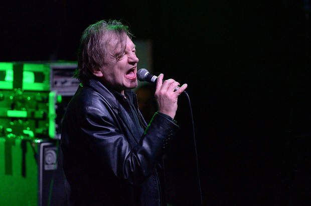 O músico Mark E Smith em janeiro de 2017 durante um show da banda The Fall em Liverpool