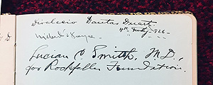 Assinatura de Gilberto Freyre (a segunda de cima para baixo) no livro de visitas da biblioteca