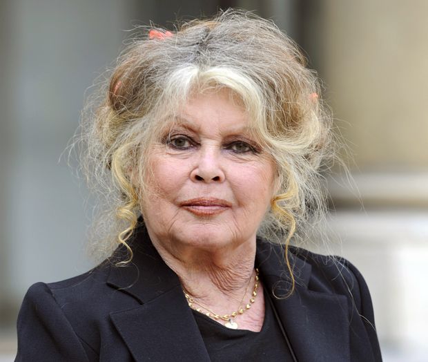 ORG XMIT: 0008 (FILES) A picture taken on September 27, 2007, in Paris, shows French former actress Brigitte Bardot. Bardot, in a statement released on December 19, 2012, gave her support to French actor Gerard Depardieu. Depardieu has joined some of France's wealthiest business figures in Belgium following moves by President Francois Hollande's Socialist government to tax annual incomes above one million euros ($1.3 million) at 75 percent. Depardieu said on December 16, he is giving up his French passport after French Prime Minister Jean-Marc Ayrault called him "pathetic" for seeking to avoid taxes by moving to Belgium. AFP PHOTO ERIC FEFERBERG *** FOTO EM ARTE E NÃO INDEXADA ***