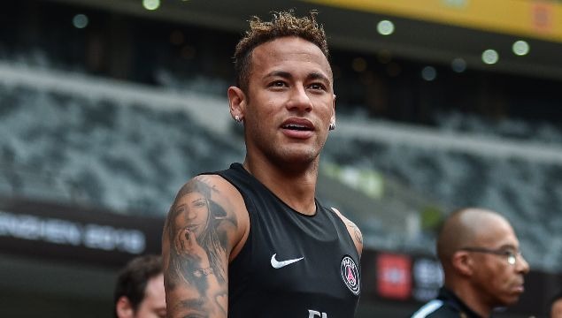 El jugador Neymar, de Paris Saint-Germain, asiste a una sesión de entrenamiento en la víspera del partido de la Supercopa de Francia entre Mónaco y Paris Saint-Germain, en el Universiade Stadium en Shenzhen, provincia de Guangdong, en el sur de China