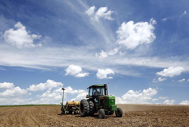 Agricultor planta milho em fazenda nos EUA