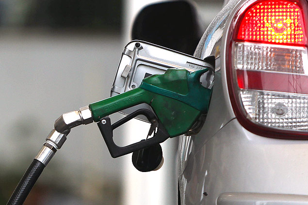 Carro sendo abastecido com gasolina; preço do petróleo cai, mas gasolina não deve baratear