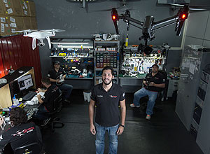 Luis Neto, dono da de DroneStore, que comercializa drones em São Paulo – Diego Padgurschi/Folhapress