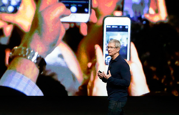 Apple Inc CEO Tim Cook discusses the iPhone 7 during an Apple media event in San Francisco, California, U.S. September 7, 2016. REUTERS/Beck Diefenbach ORG XMIT: SFO133