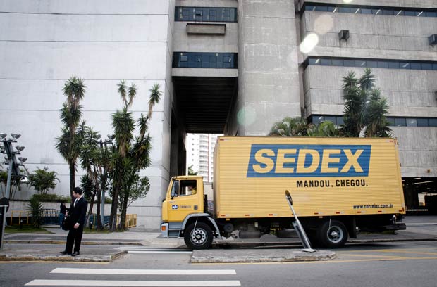 Caminhão dos Correios passa em frente à sede na Vila Leopoldina