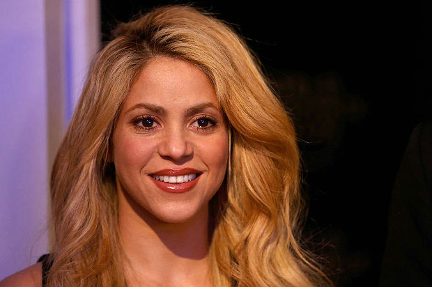 Shakira após ganhar posa para foto durante Fórum de Davos