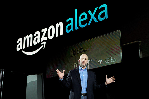 Mike George, VP da Amazon para Alexa, Echo e aplicativos, durante palestra na CES 2017