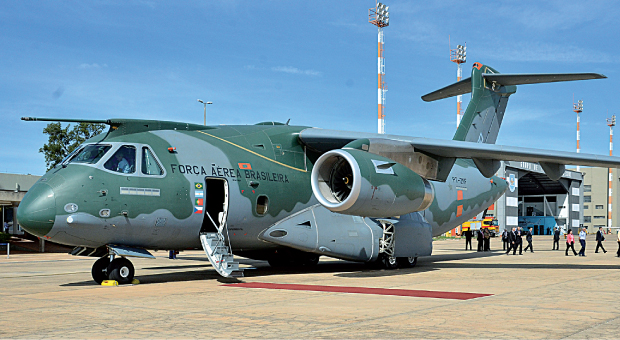 Aeronave KC-390, fabricada pela Embraer, em exposição na Base Aérea de Brasília