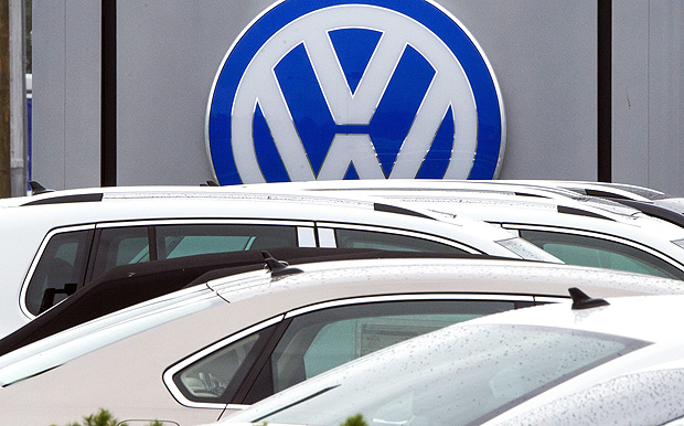 (FILES) This file photo taken on September 29, 2015 shows the logo of German car maker Volkswagen at a dealership in Woodbridge, Virginia The US branch of embattled German carmaker Volkswagen announced on August 29, 2017 it was recalling 281,000 vehicles to fix a faulty fuel pump in another blow to the company's image. While the number is far smaller than the 11 million cars worldwide recalled in the "dieselgate" emissions cheating scandal, including about 600,000 vehicles in the United States, news of another problem comes as the company is trying to restore its image with customers. / AFP PHOTO / PAUL J. RICHARDS