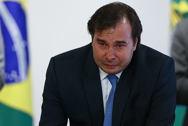 Rodrigo Maia chora durante evento para assinar acordo com o Rio