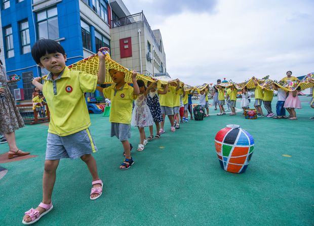 (170830) -- CHANGXING, Aug. 30, 2017 (Xinhua) -- Children of the Development Zone Central Kindergarten take part in a fun sport activity at the Sanhe Bay Wetland Park in Changxing County, east China's Zhejiang Province, Aug. 30, 2017. It is the first day of this semester and kindergarden here specially opened a class to teach children traditional cultures and carry out fun sport activities. (Xinhua/Xu Yu) (lfj)