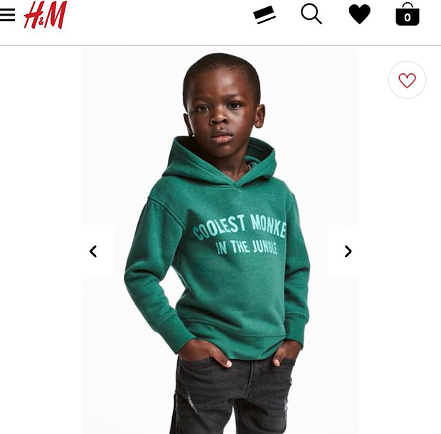 Propaganda da varejista H&M: garoto negro veste um casaco com frase 'O macaco mais legal da floresta