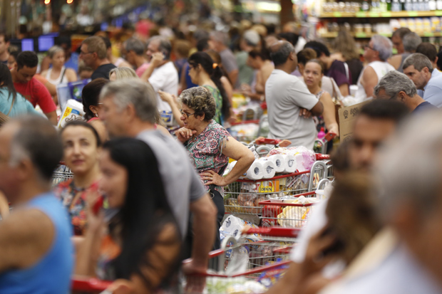 Consumidores fazem compra em supermercado em Vitória