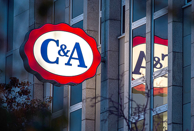 A picture taken on November 14, 2016 shows the logo of Dutch clothing retailer C&A displayed outside a store in Duesseldorf, western Germany. The billionaire family that owns Dutch clothing retailer C&A is on the brink of selling the chain to Chinese investors, a German media report said on January 14, 2018. C&A, founded in the Netherlands in 1841 by the German-Dutch Brenninkmeijer family, has over 1,500 stores across Europe employing some 35,000 people. / AFP PHOTO / dpa / Wolfram Kastl / Germany OUT ORG XMIT: 99-637287