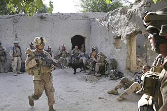 Marinheiros ocupam casa depois de chegar em Nawa, reduto Taleban na Província de Helmand, no sul do Afeganistão
