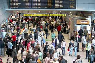 Passageiros esperam no aeroporto de Lisboa, em Portugal; ao menos 200 voos foram cancelados na segunda-feira (10)