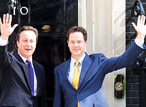 Novo premi britnico, David Cameron ( esq.), e vice-premi, Nick Clegg, fazem 1 reunio aps oficializar a nova coalizo