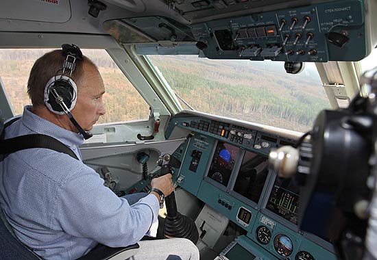 O premiê russo, Vladimir Putin, no assento do co-piloto, sobrevoa área de floresta incendiada na região de Ryazan