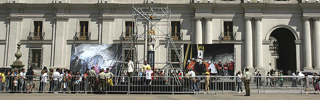 Cápsula Fênix vira atração no Chile e é exibida ao público em frente ao palácio do governo