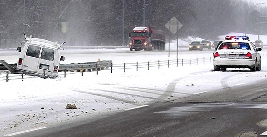 Carro da polícia de Ohio chega para ajudar van que derrapou por causa da neve; mais de cem motoristas estão presos