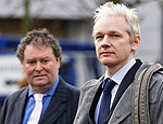 O fundador do WikiLeaks, Julian Assange (à direita), chega a tribunal de Londres acompanhado de seu advogado Mark Stephens (Alastair Grant/AP)