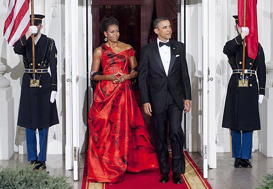 Primeira-dama Michlelle Obama arranca elogios com vestido de gala vermelho em jantar para chinês