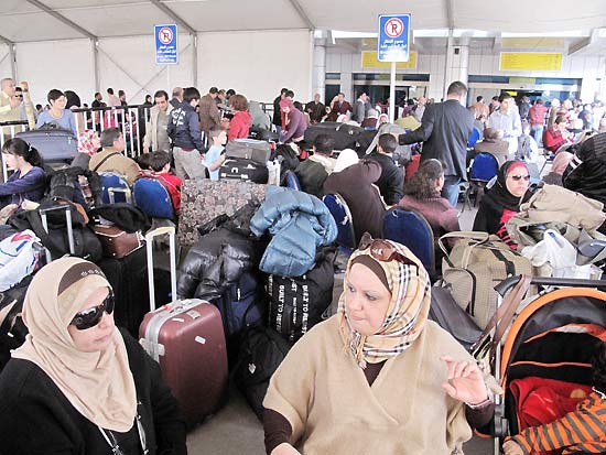 Passageiros aguardam no aeroporto do Cairo; cerca de 18 mil tentam deixar país