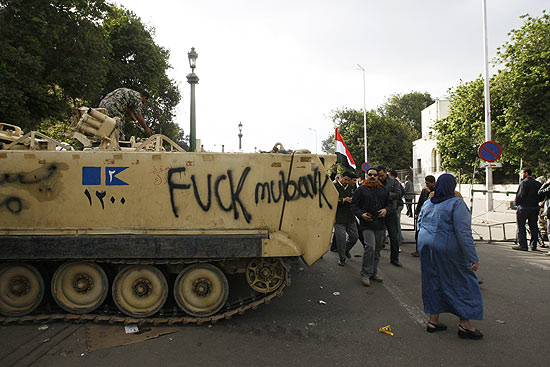 Tanque do Exército com grafite exibe o tom das revoltas no Egito; mais de 200 mil reuniram-se nesta terça-feira