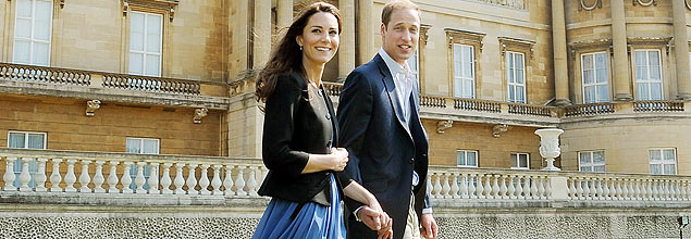 Príncipe William e Kate deixam Palácio de Buckingham após casamento luxuoso