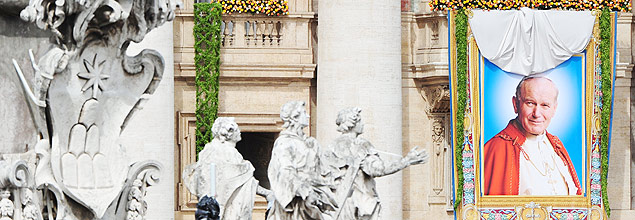 Cartaz gigante de João Paulo 2º é revelado na fachada da Basílica São Pedro