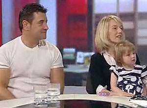 Angelina Mills com os pais, Stephen Mills e Lisa Massinghan 