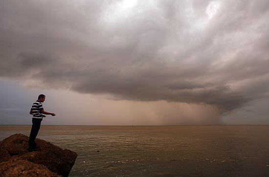 Homem pesca na República Dominicana, cuja ilha Hispaniola pode ser atingida pela tempestade Emily