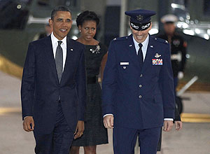 Presidente Obama e sua mulher, Michelle, se preparam para embarcar para NY