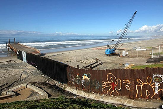 Muro que separa os Estados Unidos do México será ampliado em cem metros para dentro do mar