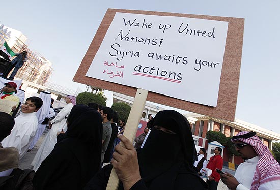 No Bahrein, manifestantes apoiaram civis sírios. "Acordem Nações Unidas; a Síria aguarda suas sanções", diz o cartaz