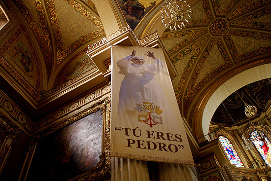 Catedral metropolitana de Leon, no México, decorada para visita do papa Bento 16