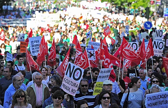 Centenas participam de protesto contra cortes na educação em Madri