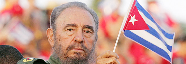 Fidel Castro discursa com a bandeira cubana no Dia do Trabalho, em Havana