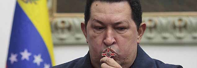 Hugo Chvez beija crucifixo antes de viajar a Cuba para cirurgia, em dezembro