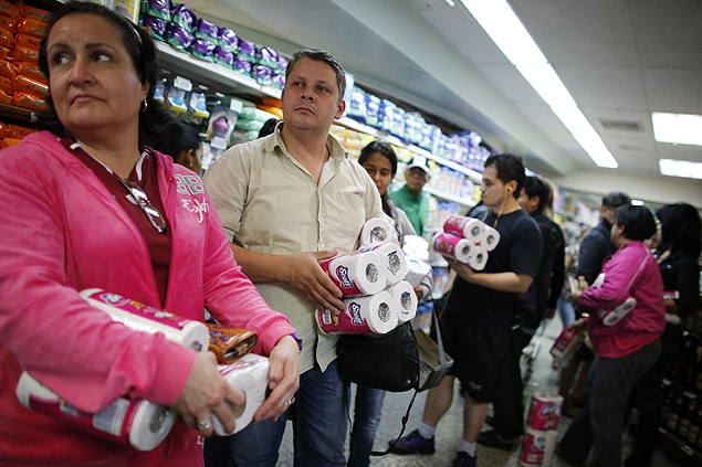 People wait in line as they buy toilet paper in a super market in Caracas May 17, 2013. Supplies of food and other basic products have been patchy in recent months, with long queues forming at supermarkets and rushes occurring when there is news of a new stock arrival. The situation has spawned jokes among Venezuelans, particularly over the lack of toilet paper. The government announced this week it was importing 50 million rolls to compensate for "over-demand due to nervous buying". REUTERS/Jorge Silva (VENEZUELA - Tags: POLITICS BUSINESS SOCIETY) ORG XMIT: CAR09