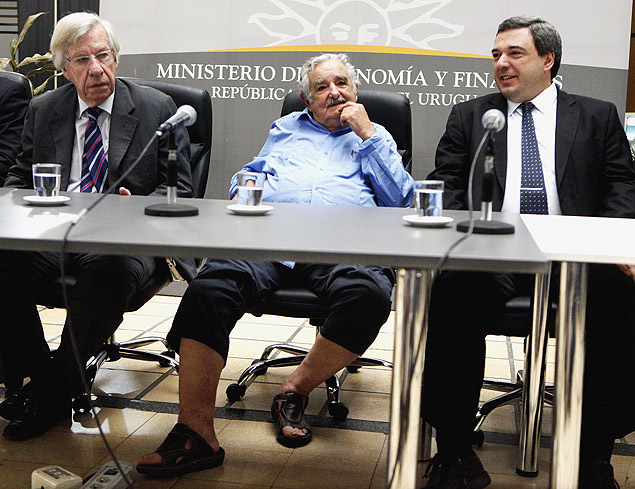 José Mujica, acompanhado do vice-presidente, Danilo Astori (esq.), e do novo ministro da Economia, Mario Bergara (dir.)