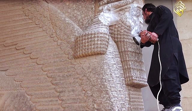 Militante do EI destrói estátua do século 7º a.C. em Nínive, no Iraque